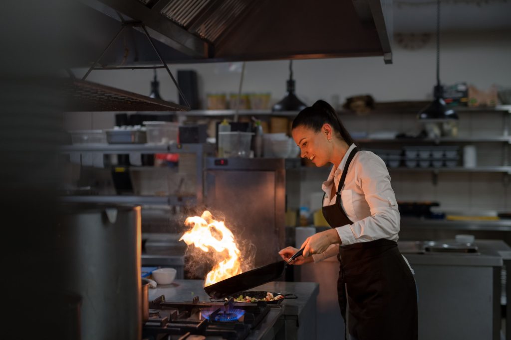 Chef preparando alimentos en Playa del Carmen